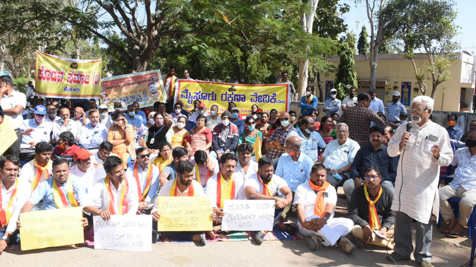 Hundreds take part in demonstration expressing support to Rangayana Director