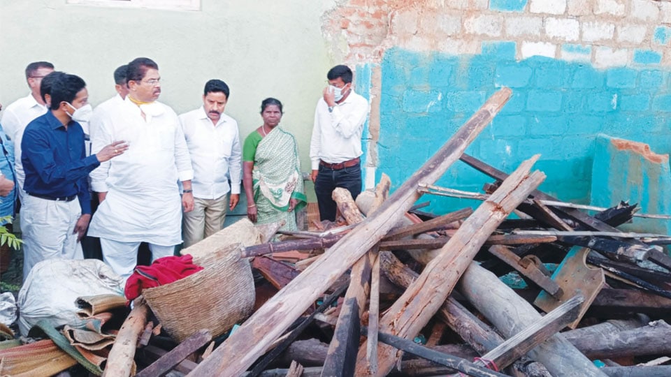 Minister assesses rain damage at Lakshmipura