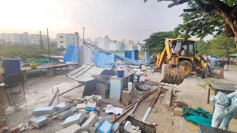 Unauthorised shops along Ring Road demolished by MUDA