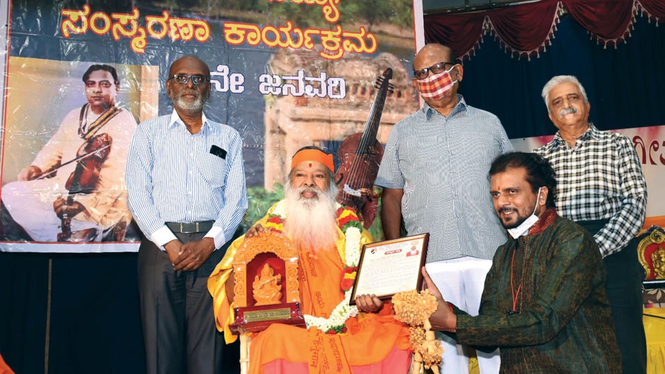 Piteelu Chowdaiah Award conferred on Ganapathy Swamiji