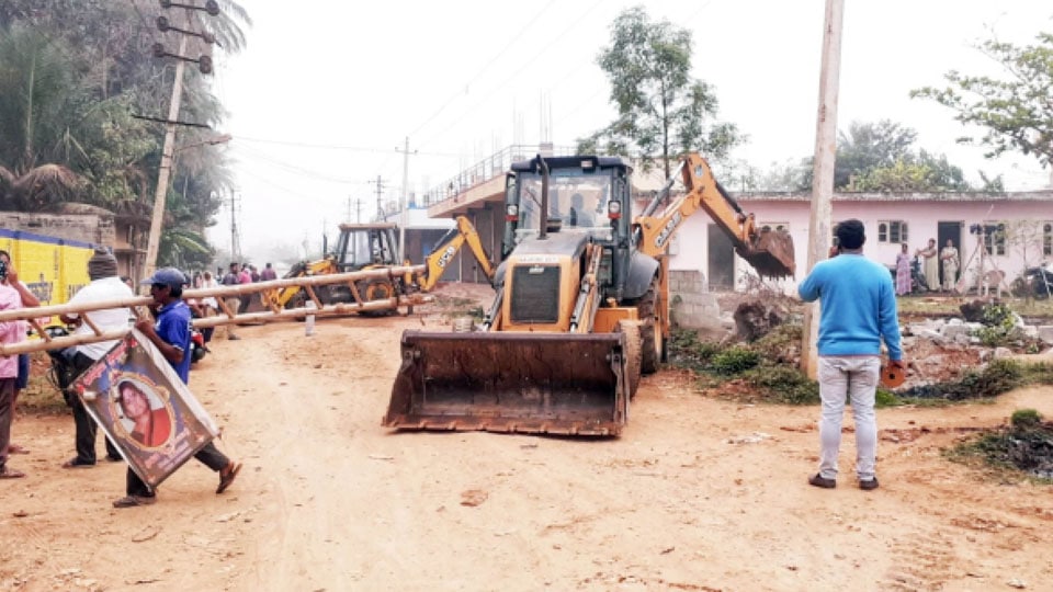 Road encroachment cleared at Nanjangud
