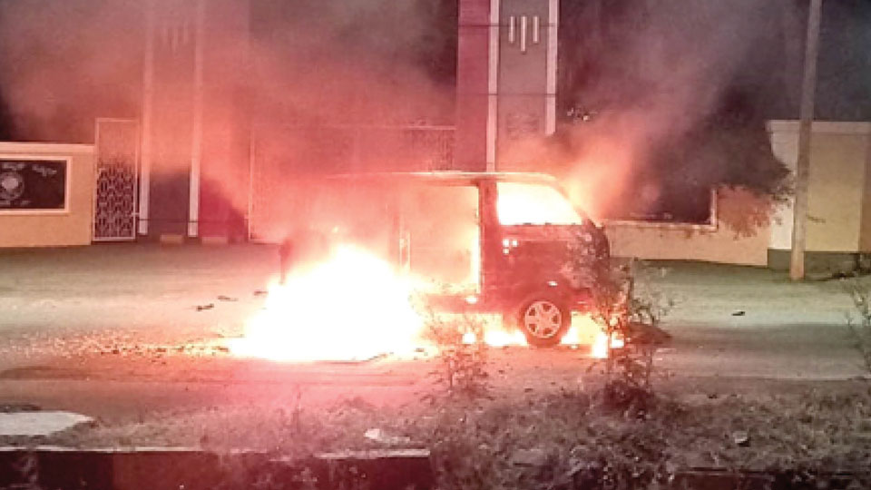 Miscreant sets fire to two cars