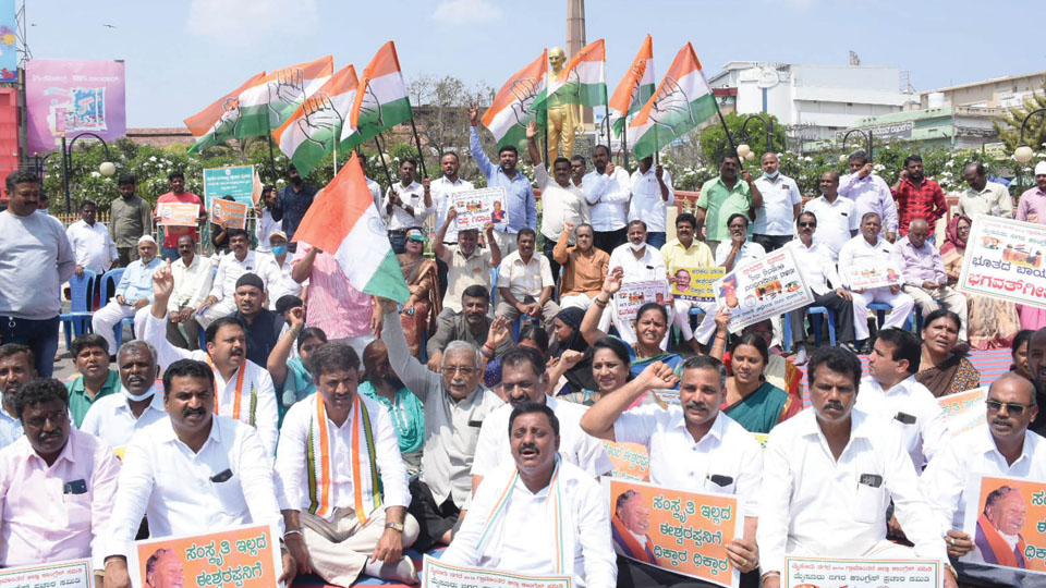Congress stages protest seeking sacking of Minister Eshwarappa