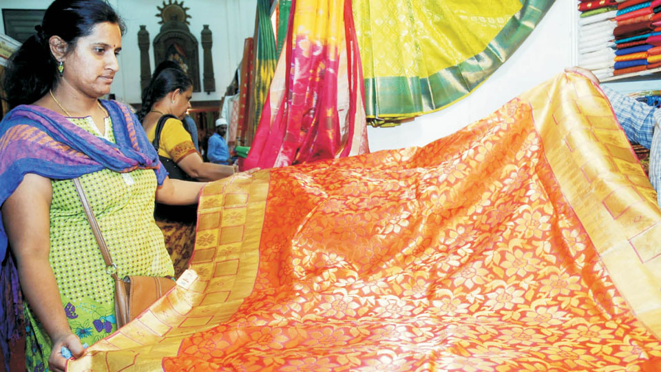 Silk India, Sahara Art & Crafts, Garments Sale in city