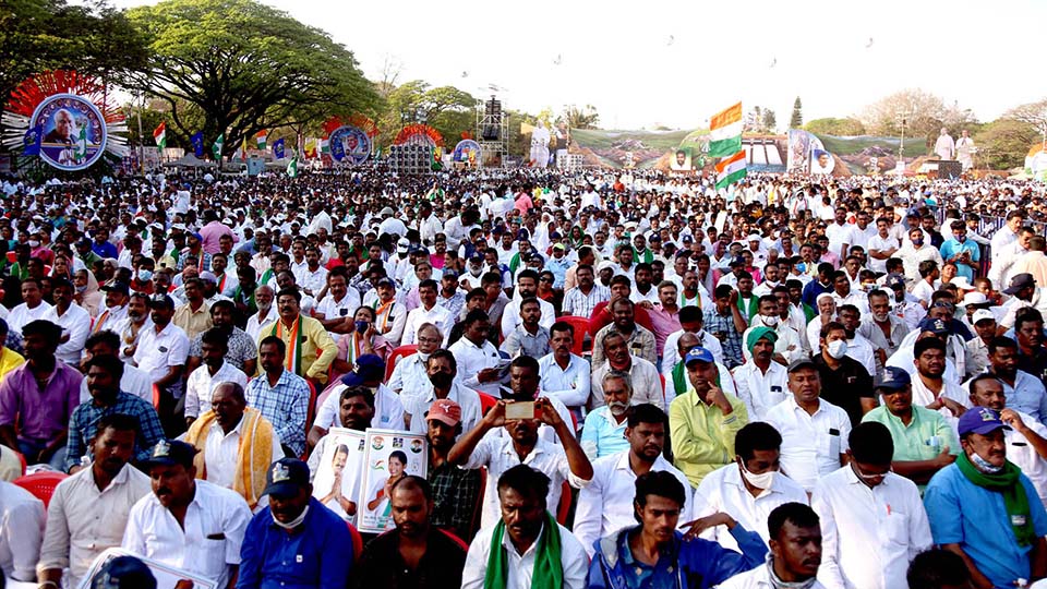 Mekedatu padayatra ends with massive rally in Bengaluru