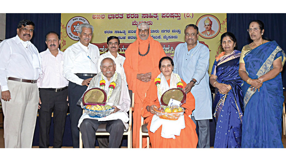 ‘Shakuntala Jayadeva Sharana’ award presented to sculptor Shivalingappa and Mate Basaveshwari