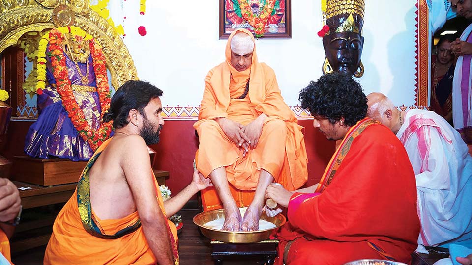 Guruvandana to Suttur Seer at Arjun Avadootha Swamiji’s residence