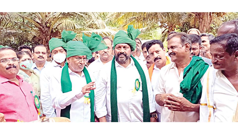 Integrated farming by two Talur brothers impresses Minister