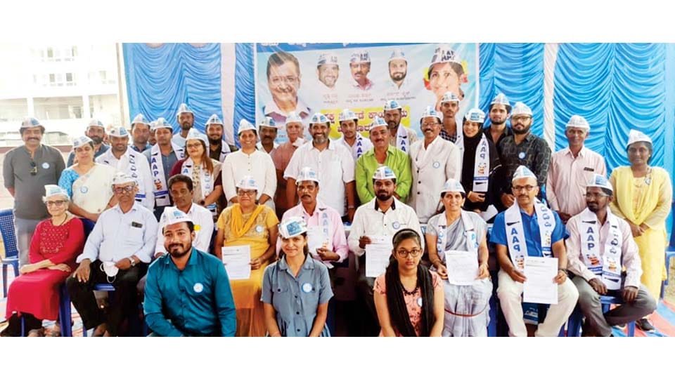 Nearly 100 persons join AAP in city