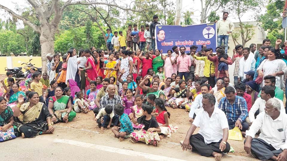 Nomads of Ekalavyanagar demand title deeds