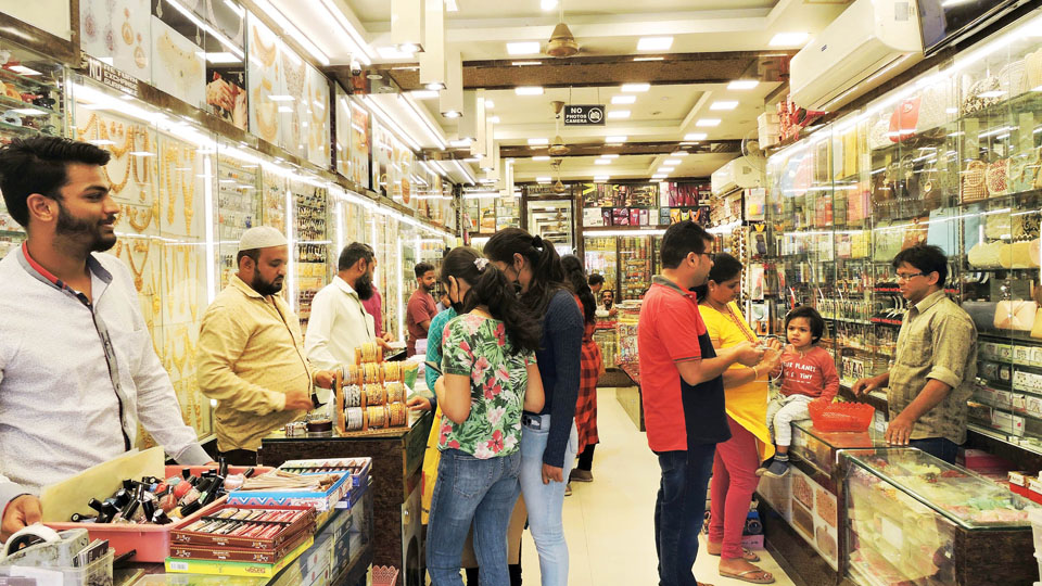 Ramzan Razzmataz: Glimmer, garments, colours and crowds back at Meena Bazaar