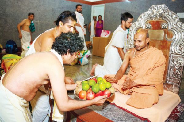 Sri Satyatmateertha Swamiji visits Uttaradi Mutt in Mysuru
