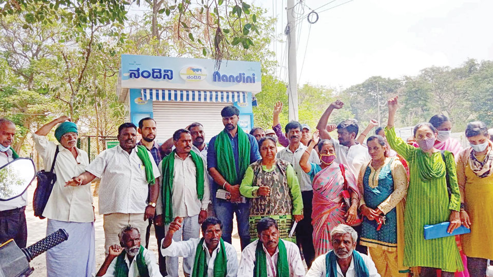 Activists oppose Nandini Booth near Kukkarahalli Lake Gate