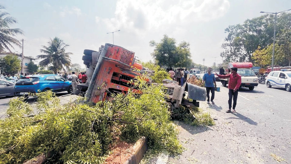 Driver killed, two others injured as borewell rig topples near Bogadi Ring Road