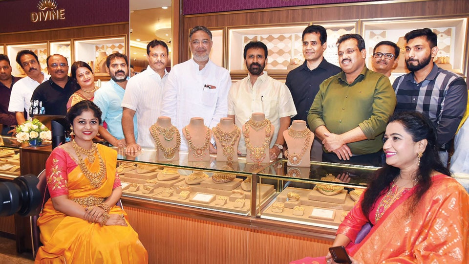 Malabar Gold & Diamonds’ Mysuru Store relaunched with Artistry Show