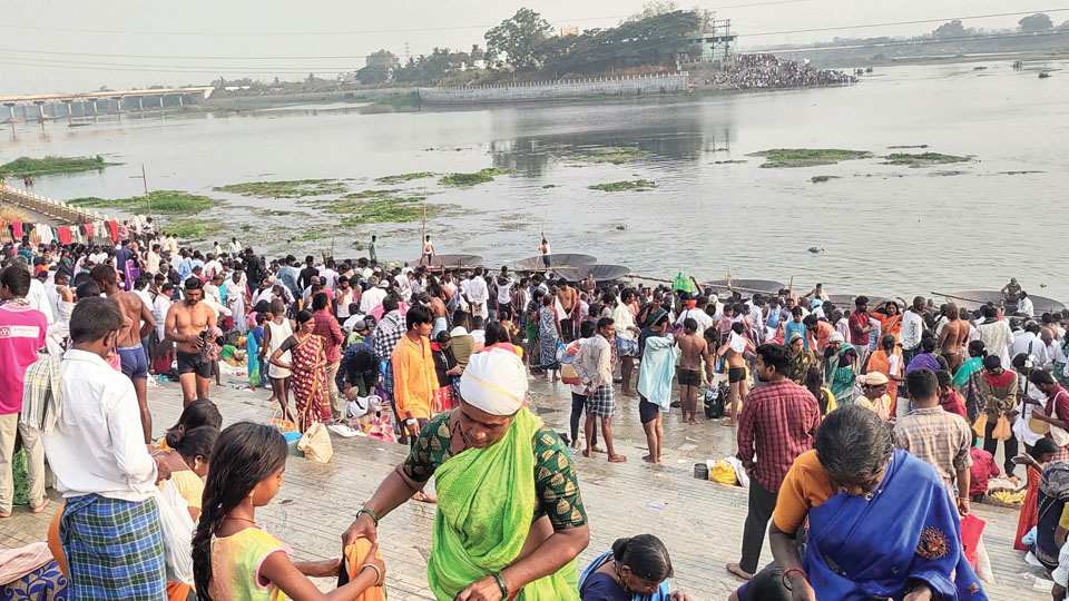 Thousands take holy dip at Triveni Sangama