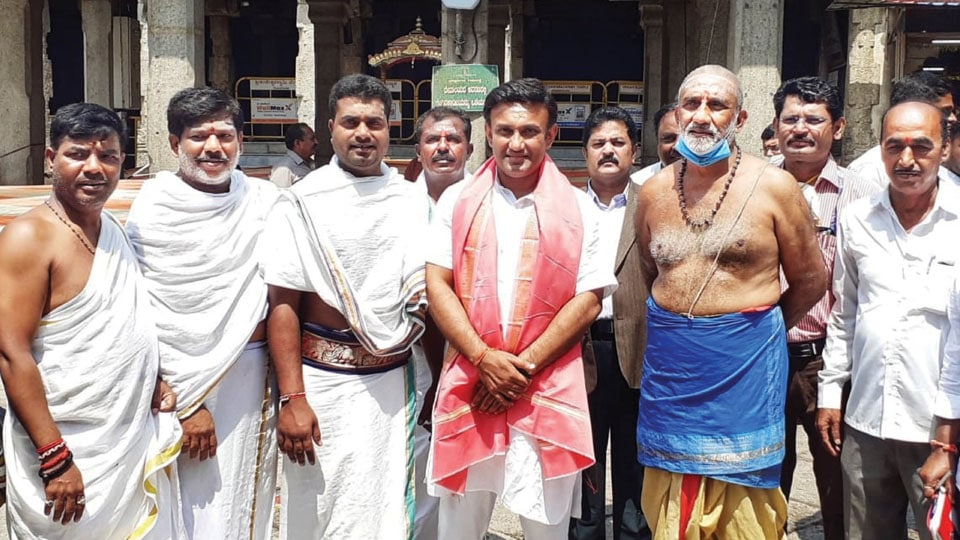 Minister Dr. K. Sudhakar visits Nanjangud Temple