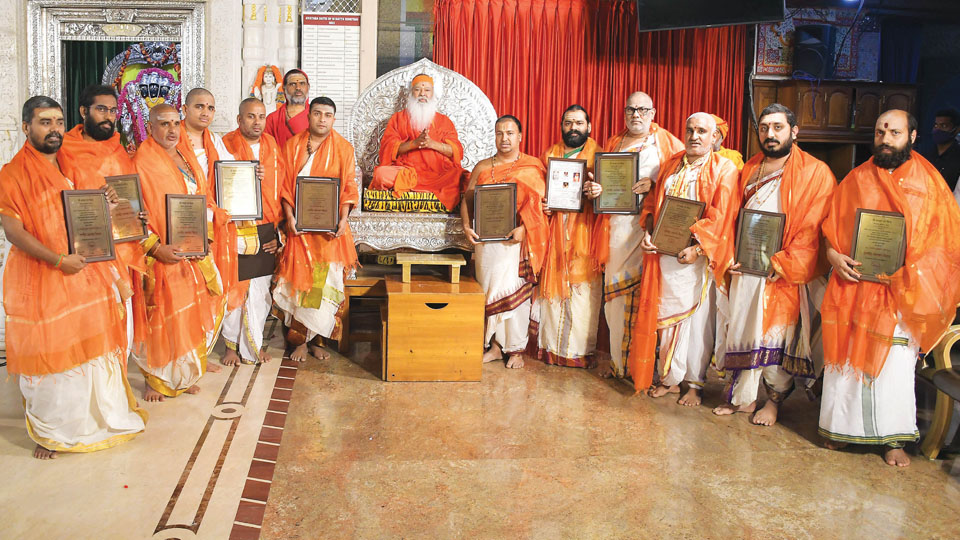 Eminent scholars felicitated at Sri Ganapathy Ashram