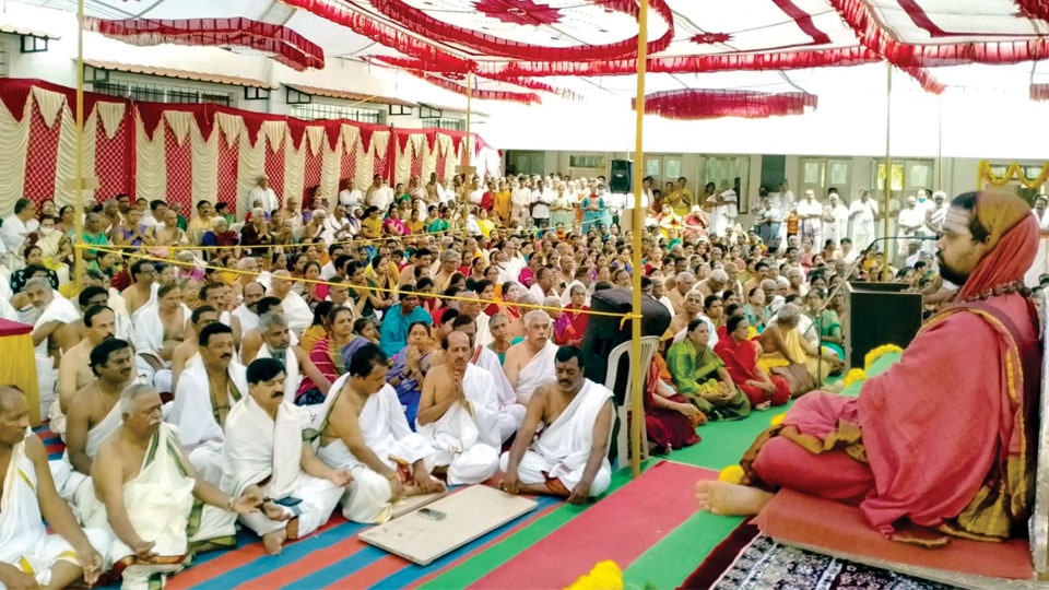 Sri Vidushekhara Bharathi Swamiji delivers benediction
