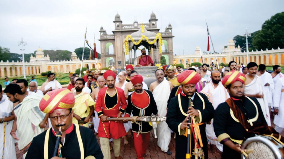 Mysore royal family offers special puja to Sringeri Sharada Peetham Seer