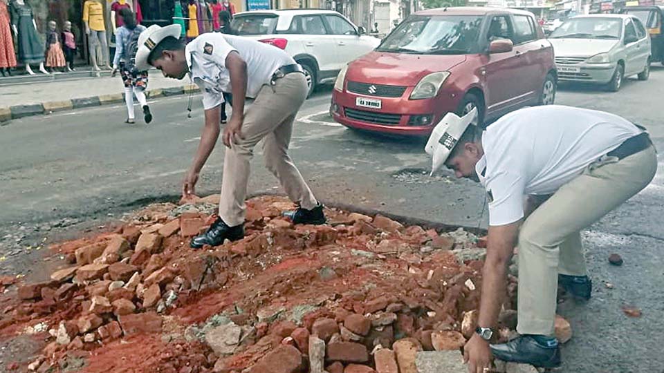 Traffic Cops fill potholes at Agrahara, earn public appreciation