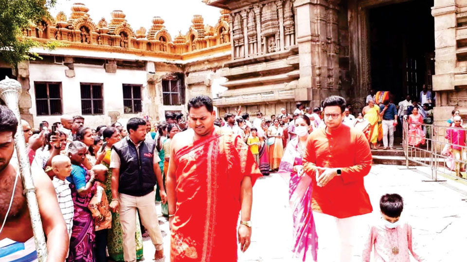 Yaduveer Wadiyar couple offers prayers at Nanjangud Temple