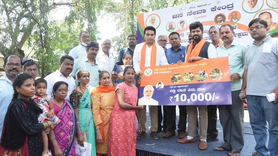 MP distributes loans to over 200 street vendors in city