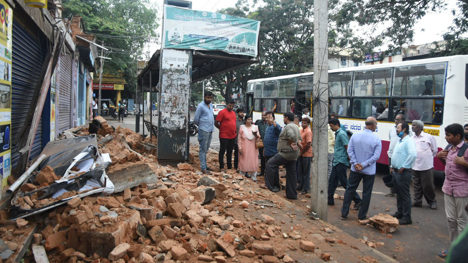 Cloudy conditions and drizzle in Mysuru: Parapet wall of VV Market collapses