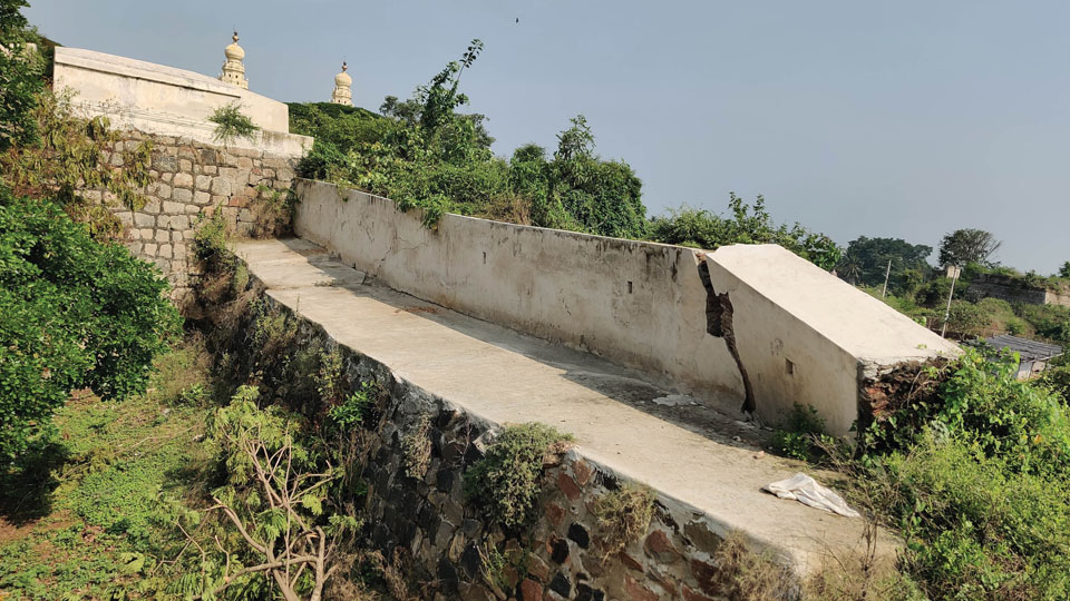 Part of Srirangapatna Fort near East Gate collapses