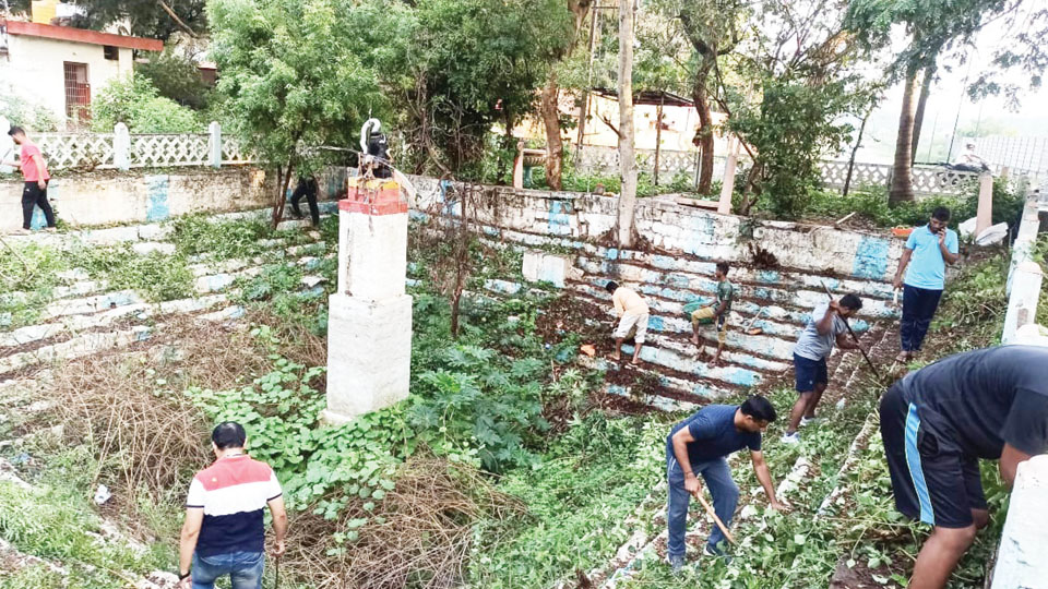 Yuva Brigade cleans ancient Kalyani at Chamundi foothill