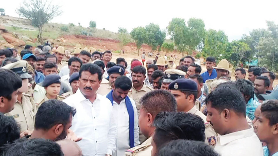 Nagamangala farmer’s murder: Villagers stage stir demanding suspension of PSI
