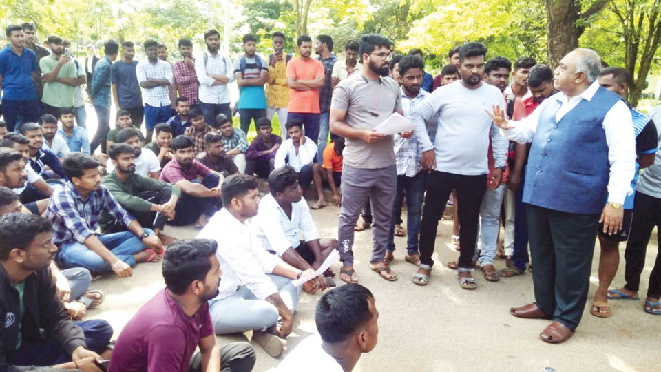 UoM hostel inmates seek better facilities, stage protest