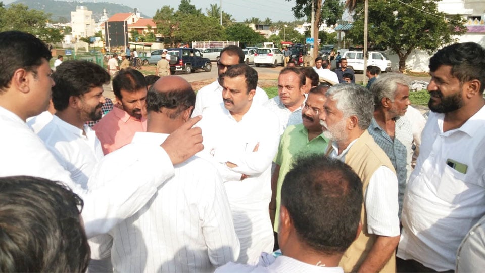 Land grabbing attempt at Srirampura: Kannada & Culture Minister visits spot, directs to safeguard Department land