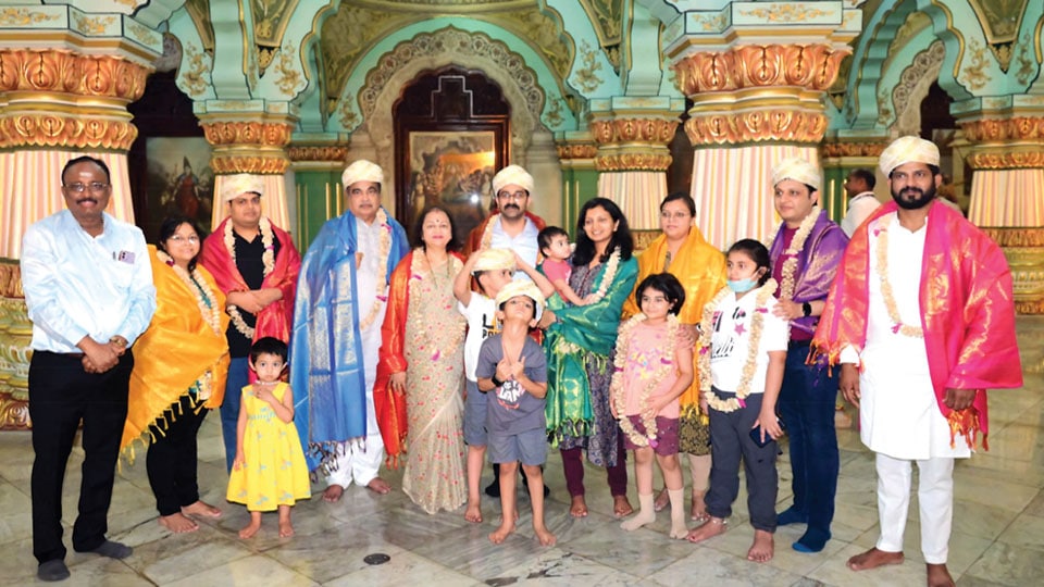 Nitin Gadkari & family visit Mysore Palace, Silk Factory