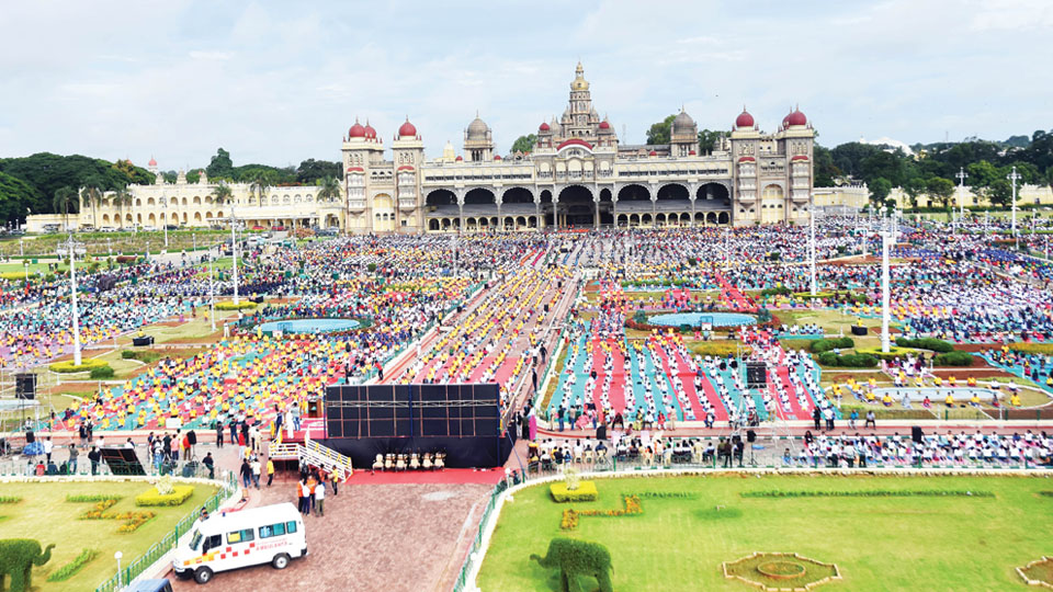 16,000 perform Yoga at Mysore Palace