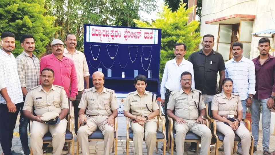 Chain snatchers arrested