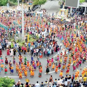 Thousands of students take part in Amrita Bharatige Kannadada Aarati event