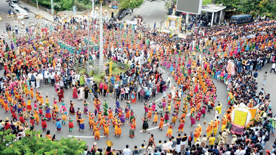 Thousands of students take part in Amrita Bharatige Kannadada Aarati event