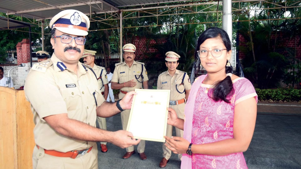 Proud moment for brave girl who fought chain-snatchers  