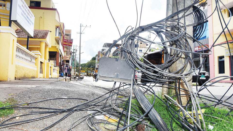 CESC asks cable operators to remove unauthorised cables tied to electric poles