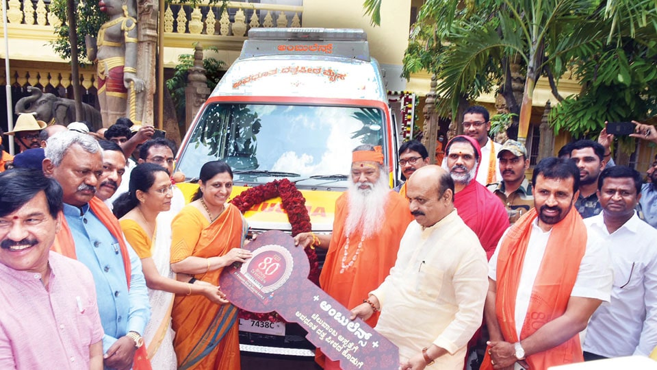 Sri Ganapathy Swamiji donates ambulance to Cheluvamba Hospital