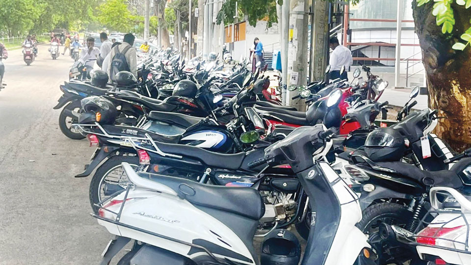 Removing vehicle is a daunting task on Vishwamanava Double Road