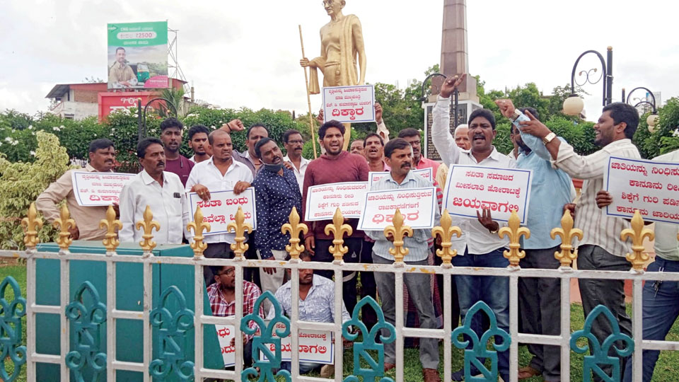 Savitha Samaja members stage protest against H.D. Kumaraswamy