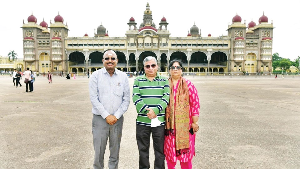 Justice Krishna Murari visits Palace