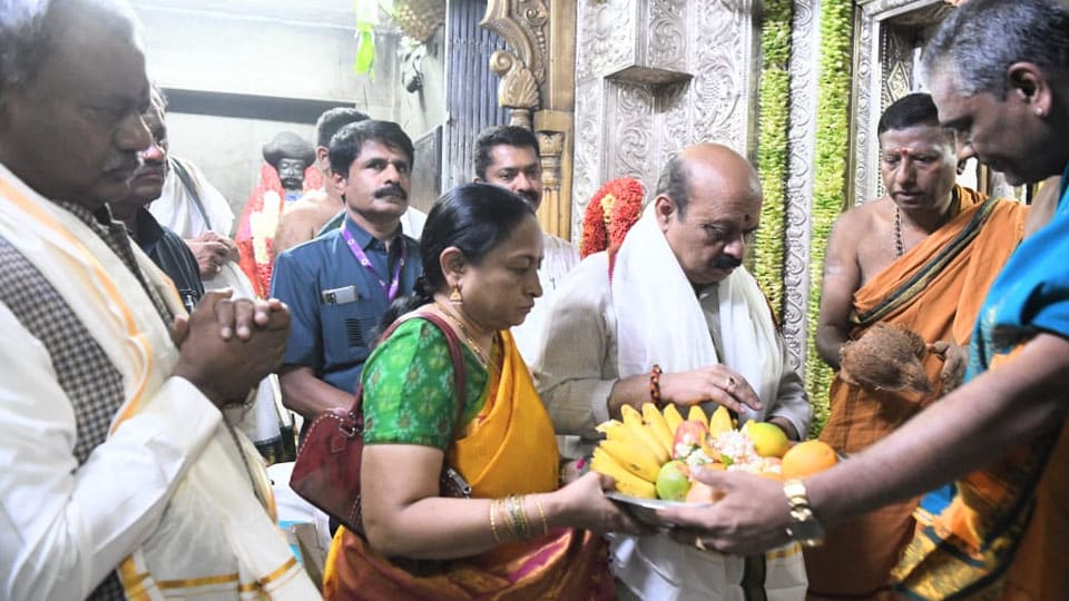 CM couple worships Goddess Chamundeshwari