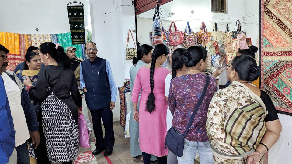 Gujarat Handicrafts Utsav beckons visitors