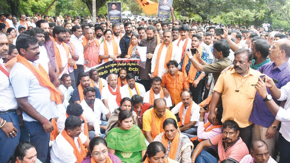 Killing of BJP Yuva Morcha leader in DK district: Hindu activists take out protest rally