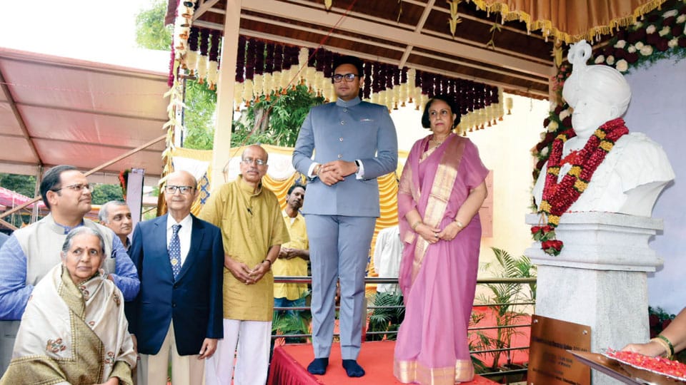 Pramoda Devi Wadiyar unveils Jayachamaraja Wadiyar’s bust