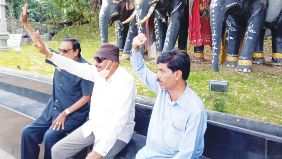 Vatal Nagaraj stages protest against GST on food products