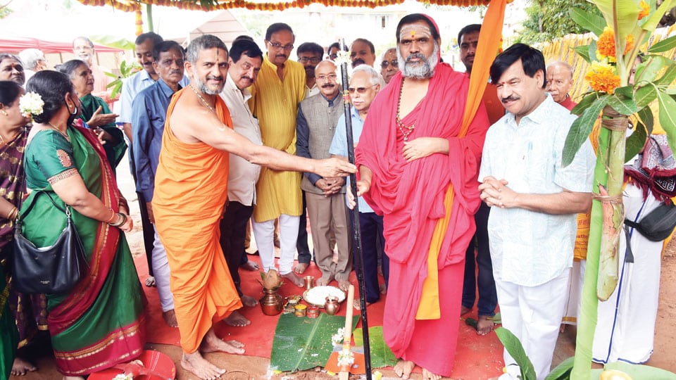 Sri Vishwaprasanna Theertha Swamiji lays foundation for Bhagini Samaja building